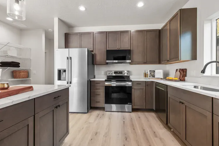 Kitchen with quartz counters, the kind of finish included in prefab home kits prices